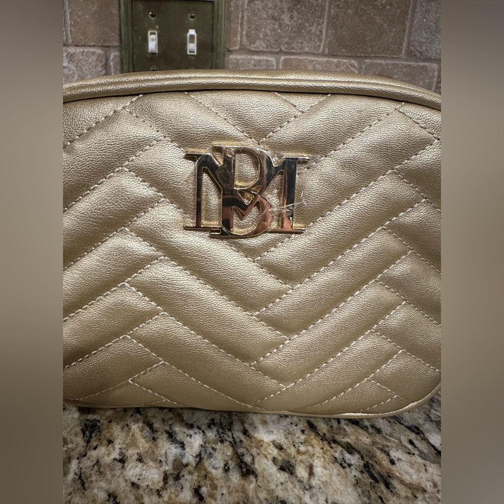 Badgley Mischka Gold Quilted Crossbody/ Camera Bag🎉🎉Host Pick✨✨ - Picture 11 of 11